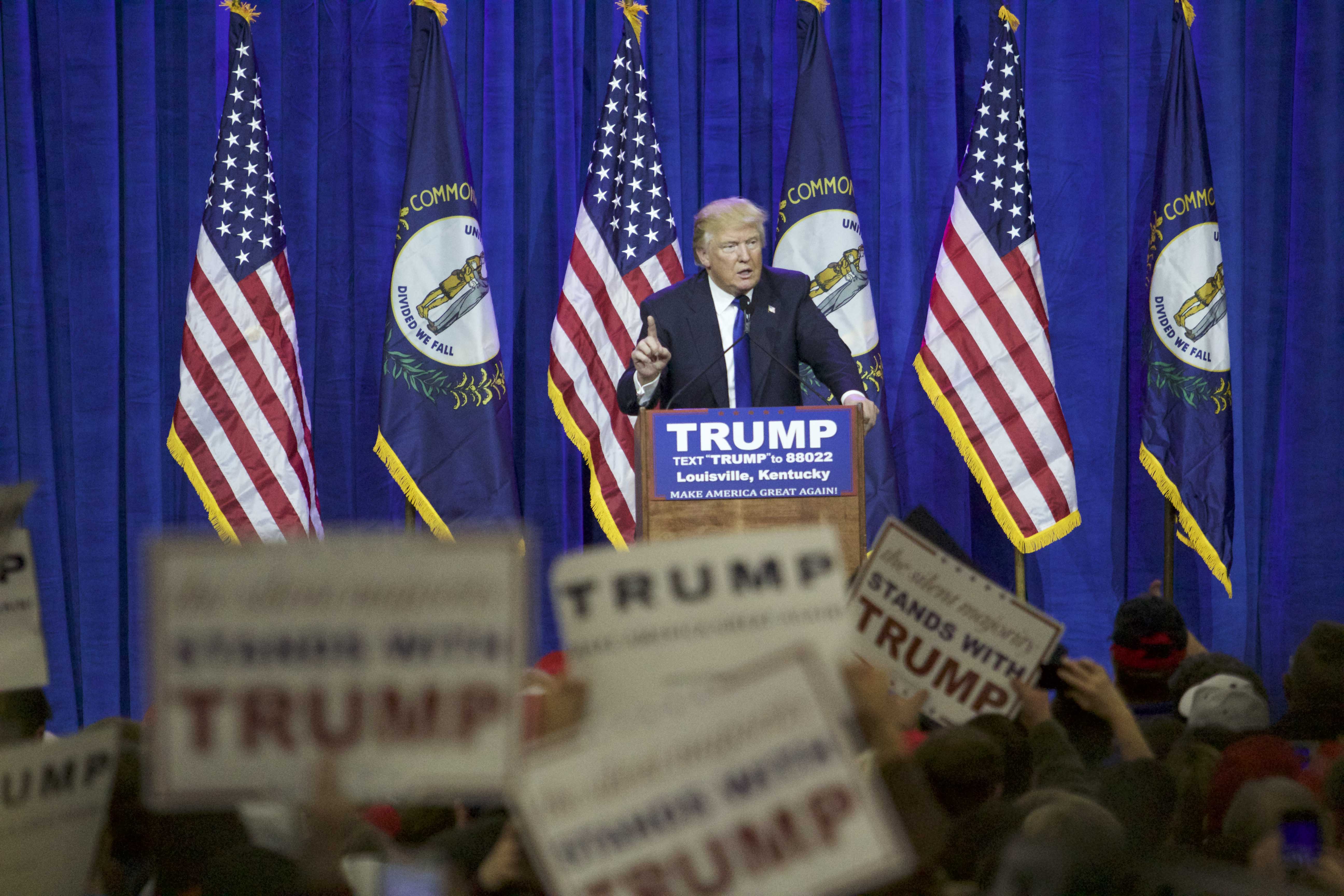Trump+makes+campaign+trail+stop+in+Louisville+on+Super+Tuesday
