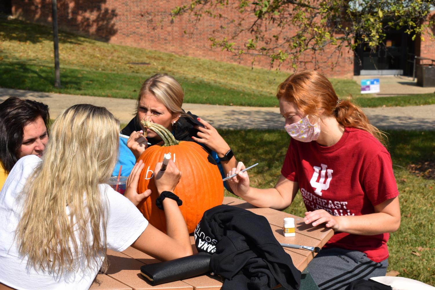 Photo+Gallery%3A+IU+Southeast+students+carve+out+time+from+classes+for+Take+and+Make+Pumpkin+Patch