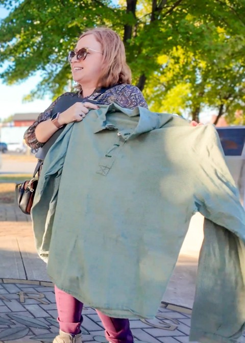 Local historian, Suzy Dunning holds pioneer type shirt to give an idea of the type of nightshirt that was worn by Oliver Morgan
during the events of 1869. 